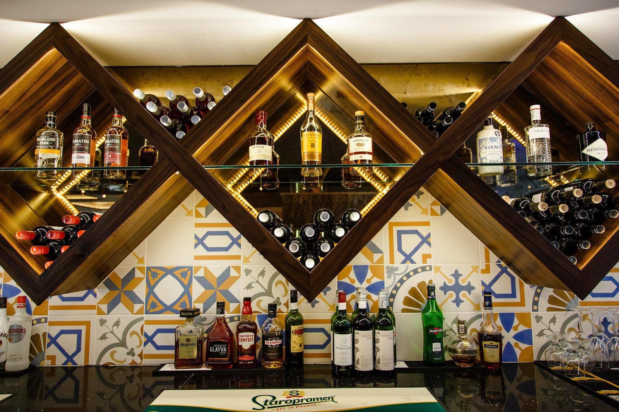 Adamson Hotel Дънфърмлин Екстериор снимка