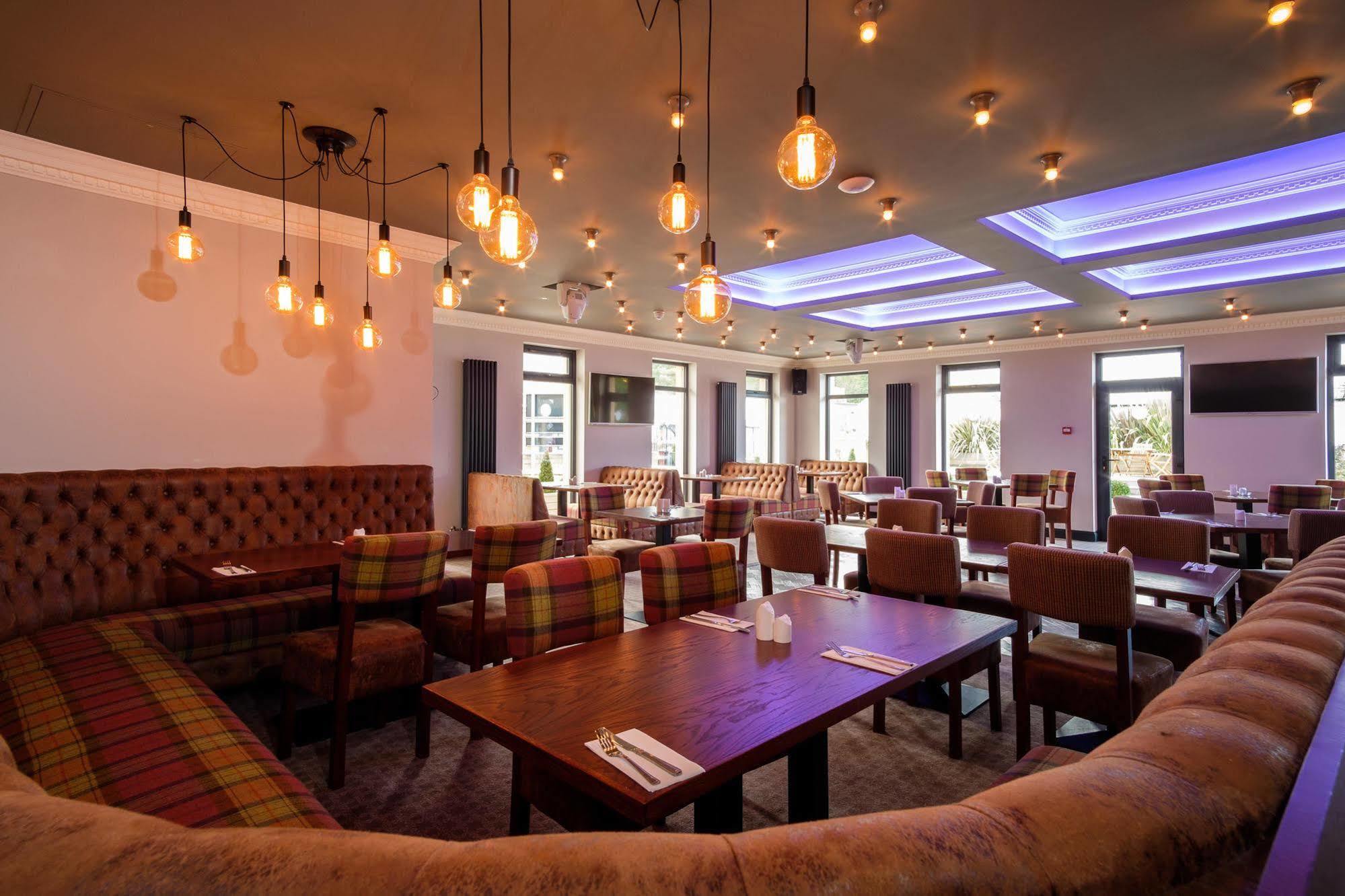 Adamson Hotel Дънфърмлин Екстериор снимка