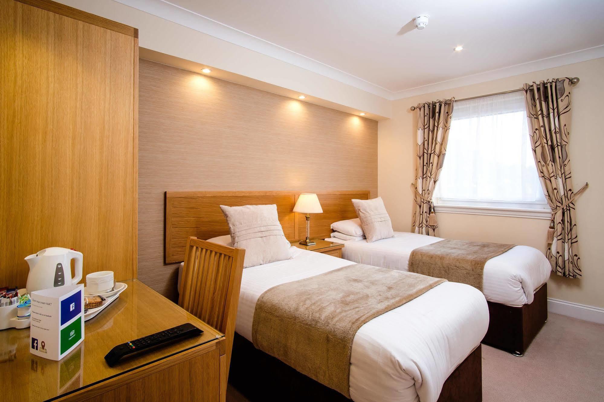 Adamson Hotel Дънфърмлин Екстериор снимка
