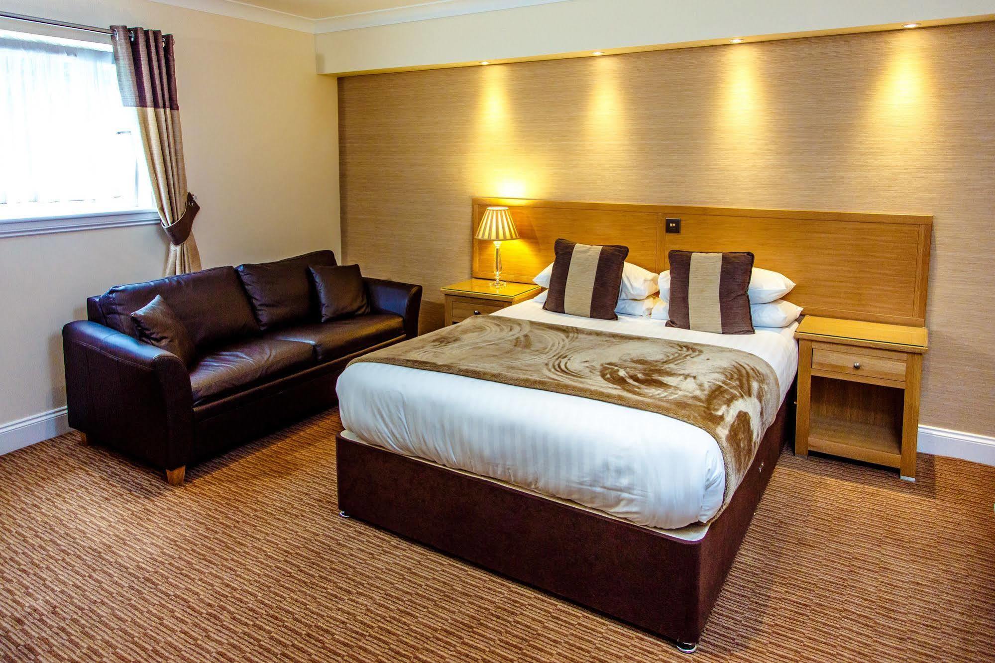 Adamson Hotel Дънфърмлин Екстериор снимка