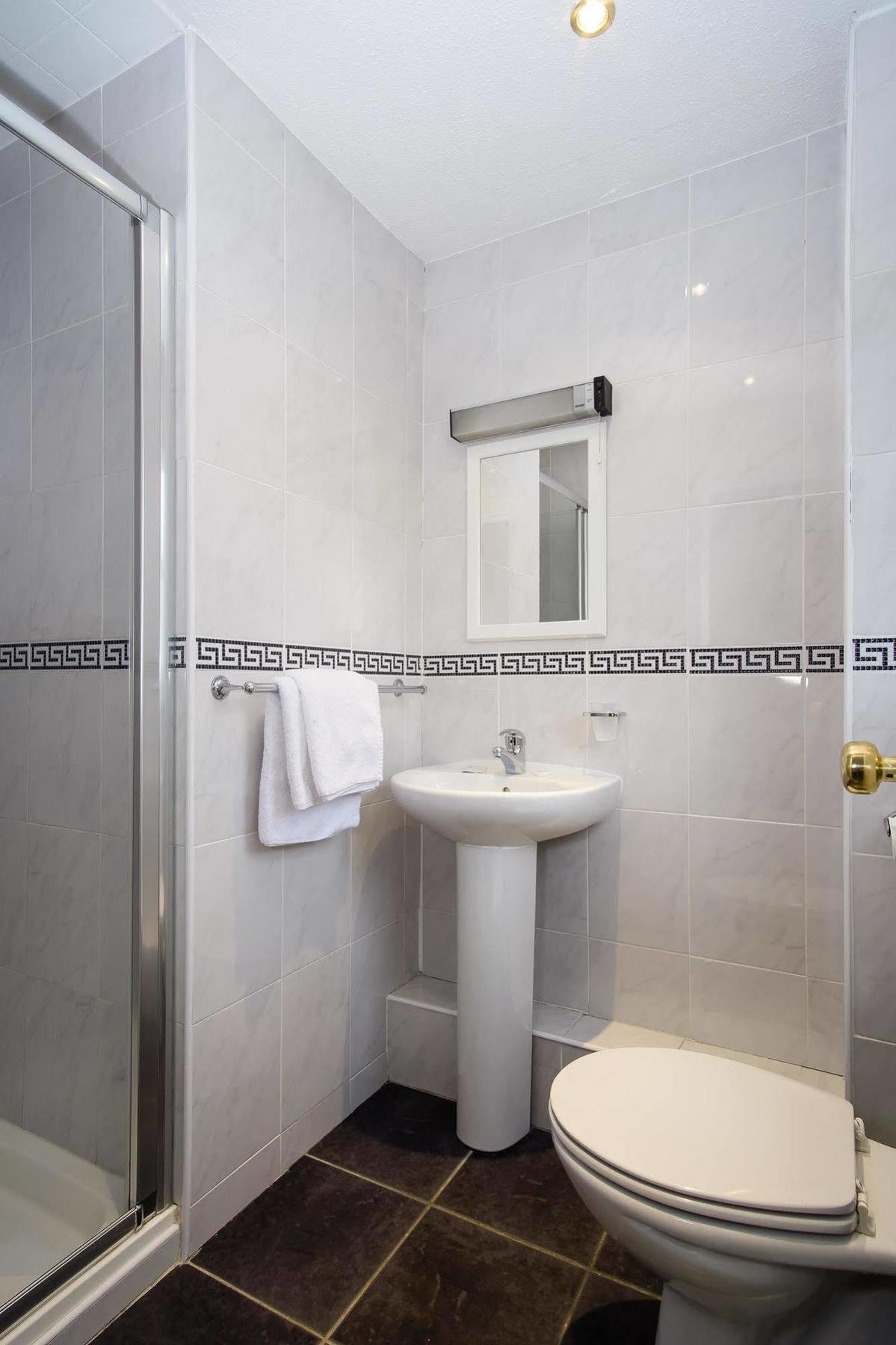 Adamson Hotel Дънфърмлин Екстериор снимка